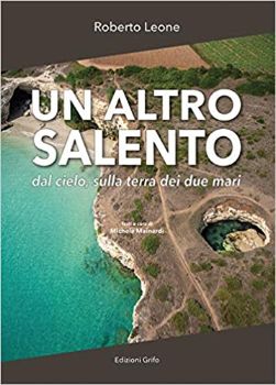 Visualizza i dettagli per UN ALTRO SALENTO. DAL CIELO SULLA TERRA DEI DUE MARI Immagine di UN ALTRO SALENTO. DAL CIELO SULLA TERRA DEI DUE MARI